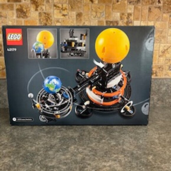 Unopened Lego Technic 42179 Space Age 10+ Planet Earth and Moon in Orbit 526pcs - Picture 4 of 6